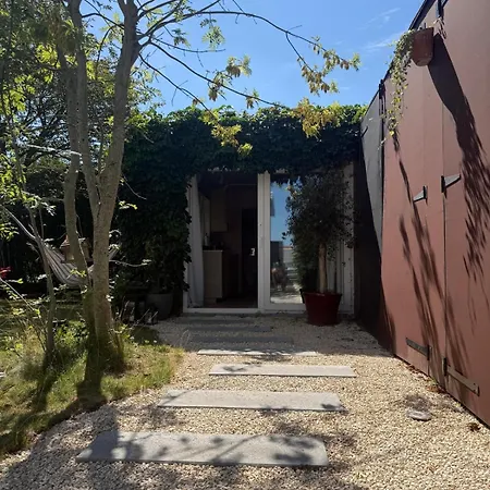 Casa de hóspedes Cozy Garden With Private Entrance